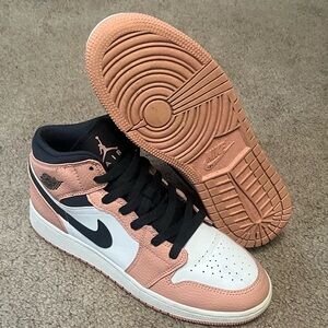 Jordan 1 mid ‘pink quartz’ size 6y
